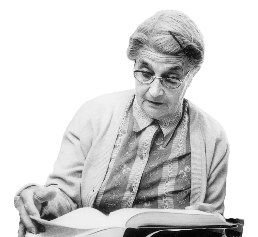 María Moliner hojeando las páginas del Diccionario de uso del español